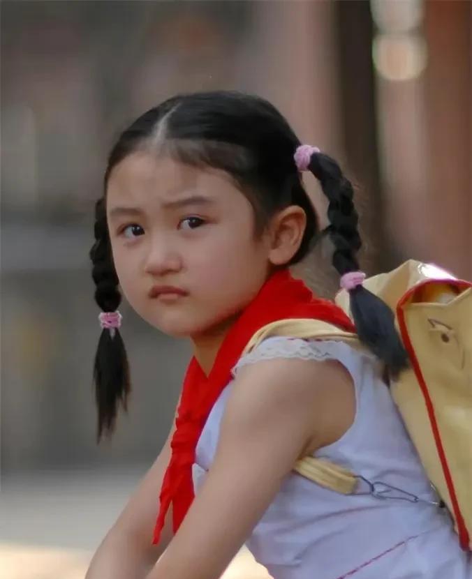 但2015年,陆子艺在《花千骨》中饰演赵丽颖的徒弟幽若,那长相让观众