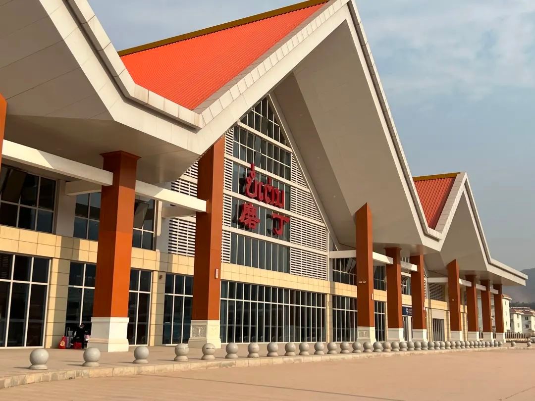 手把手教你如何坐高铁去老挝_瀑布_佛寺_布施