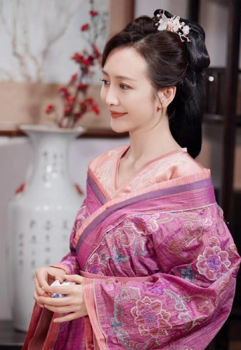 王鸥如果上面两位换角情有可原,但是青鸟换人意难平,在第一季中丁笑滢