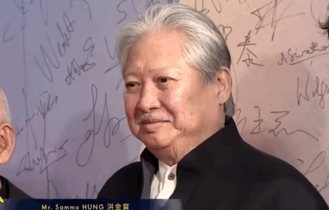 亚洲电影大奖红毯:洪金宝满头白发,香港90后男演员撞脸朱一龙_连衣裙