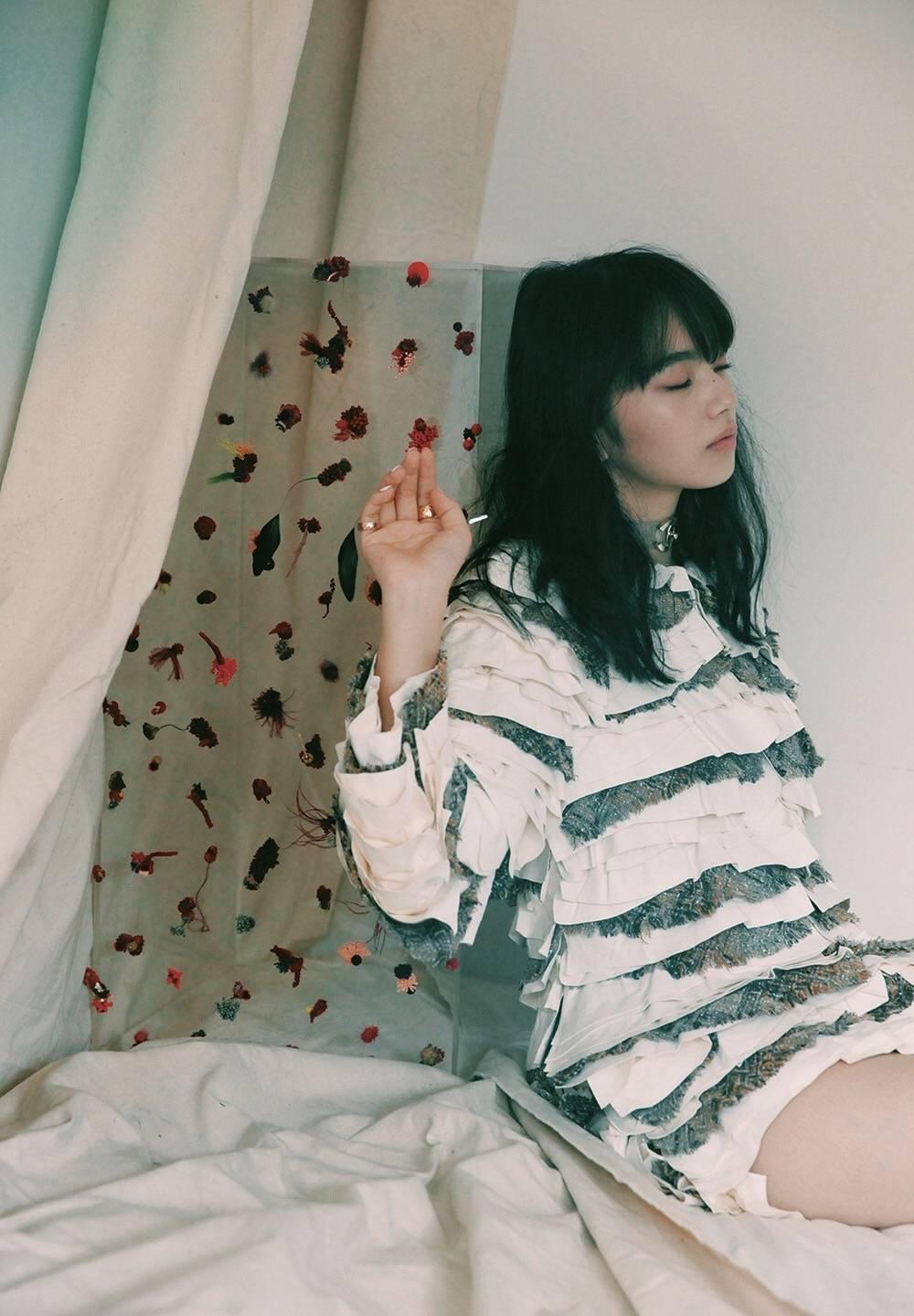 想要驾驭好,却不是那么容易,小松菜奈却以自己的高级脸取胜,吊带的