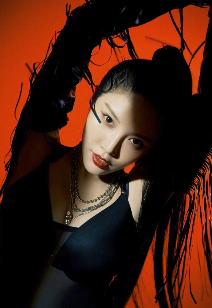 徐冬冬的时尚路线又有大突破,加入了黑色摇滚元素,神秘又冷酷_带着