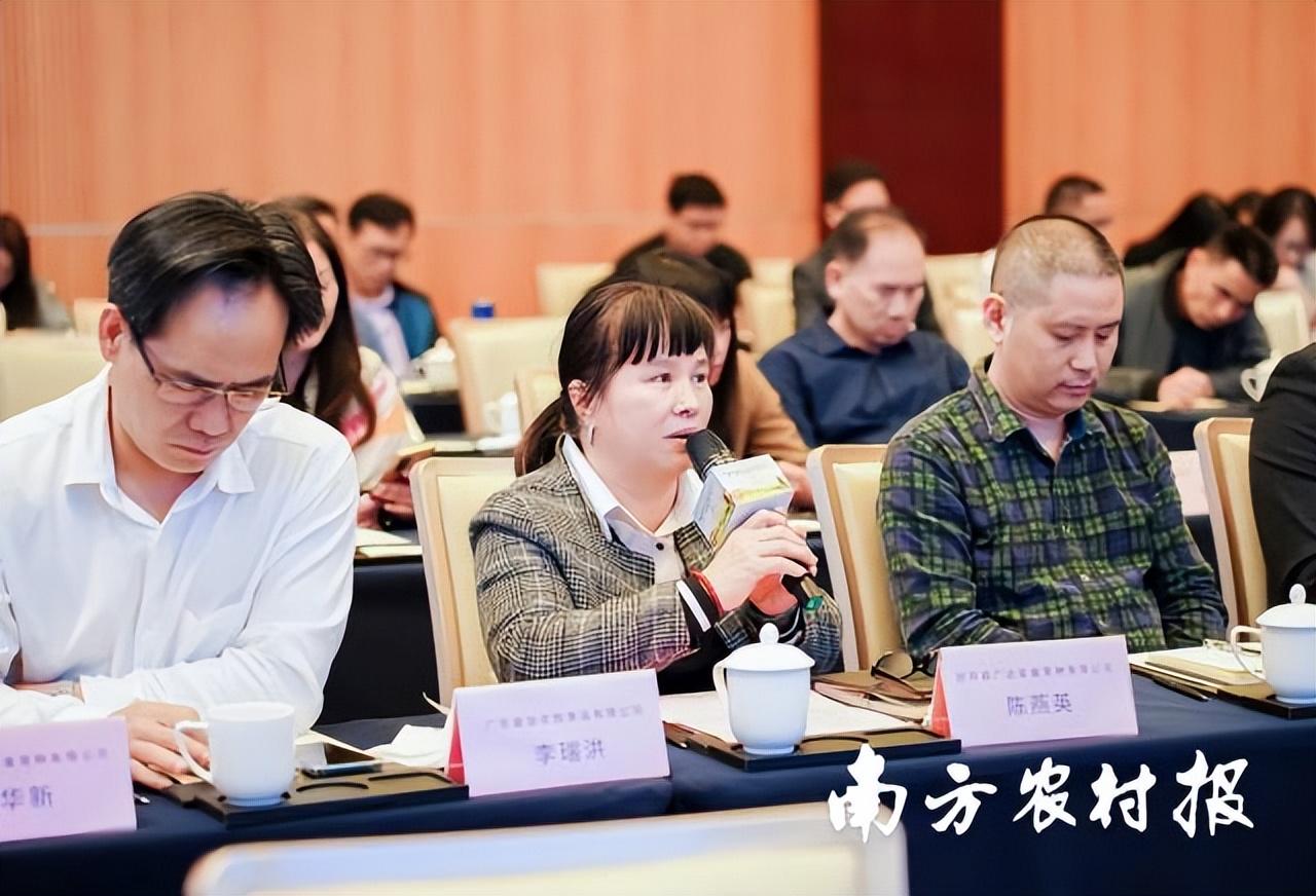 封开县县委副书记,县长丘灿辉和封开县委副书记韦贤康针对企业问题提