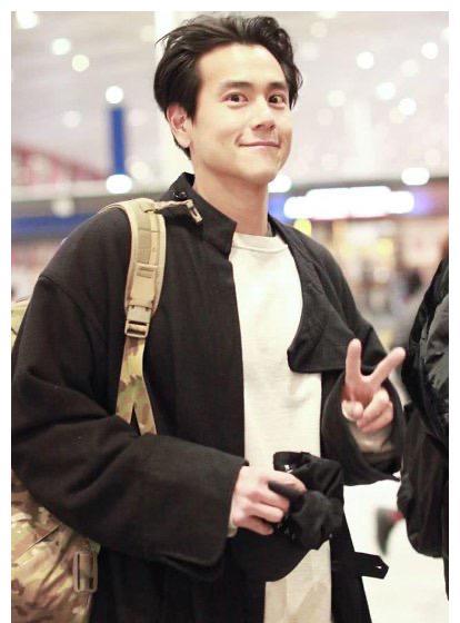 彭于晏近照曝光变化大,长发胡子拉渣显老态,肌肉线条清晰可见!