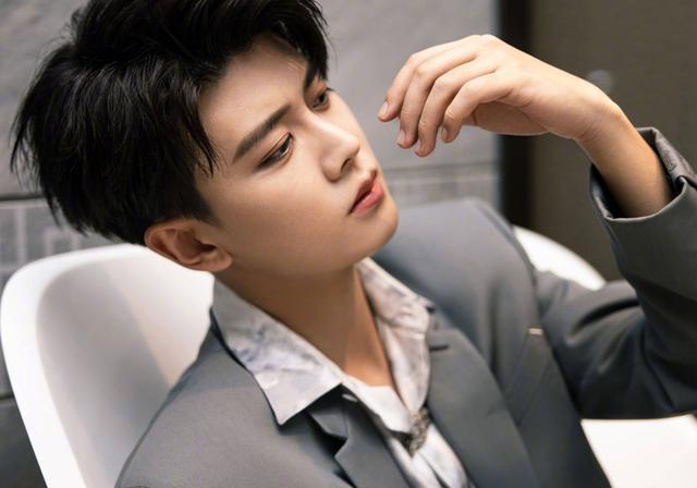 4位自以为20岁,实则30多岁的男星:任嘉伦·朱一龙上榜_年龄_实际