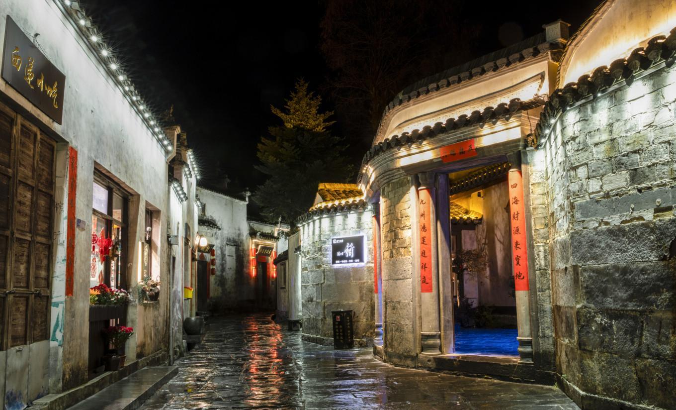 西递的夜晚,是一幅静谧多彩的徽派画,夜晚美景让人为之着迷_古村_灯光