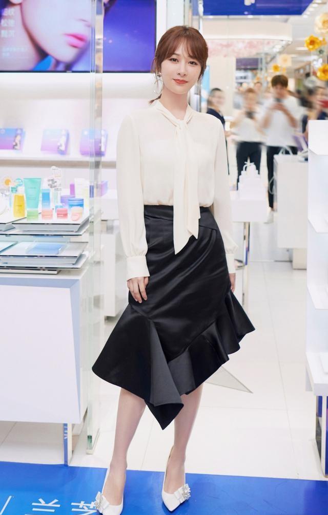 2020年的紫色蓬蓬裙2021年的白色拖尾长裙不禁感叹杨紫这几年不仅在