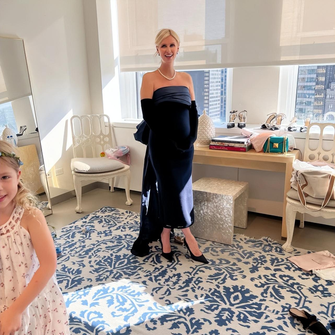 而尼基的5岁半大女儿莉莉-格时尚也惊喜出镜了,小姑娘的金发显然是随