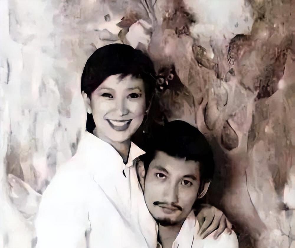 徐克与小30岁乐乐十指紧扣遛弯,小女友滔滔不绝,他却一语不发