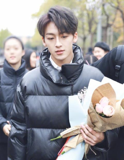 何洛洛参加艺考素颜照曝光,未修图颜值逆天,堪称"高配"张翰!