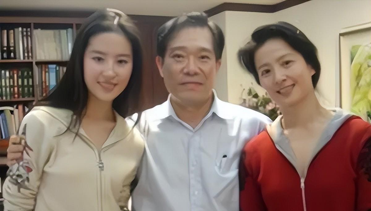 看到刘亦菲一家三口的合影,不得不感叹,颜值当然是遗传的,好衣服自然