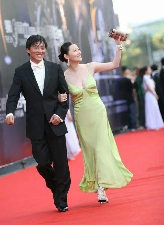 最美"潘金莲"王思懿,跟大号巩俐有得一比,现任老公满脸笑容_身材