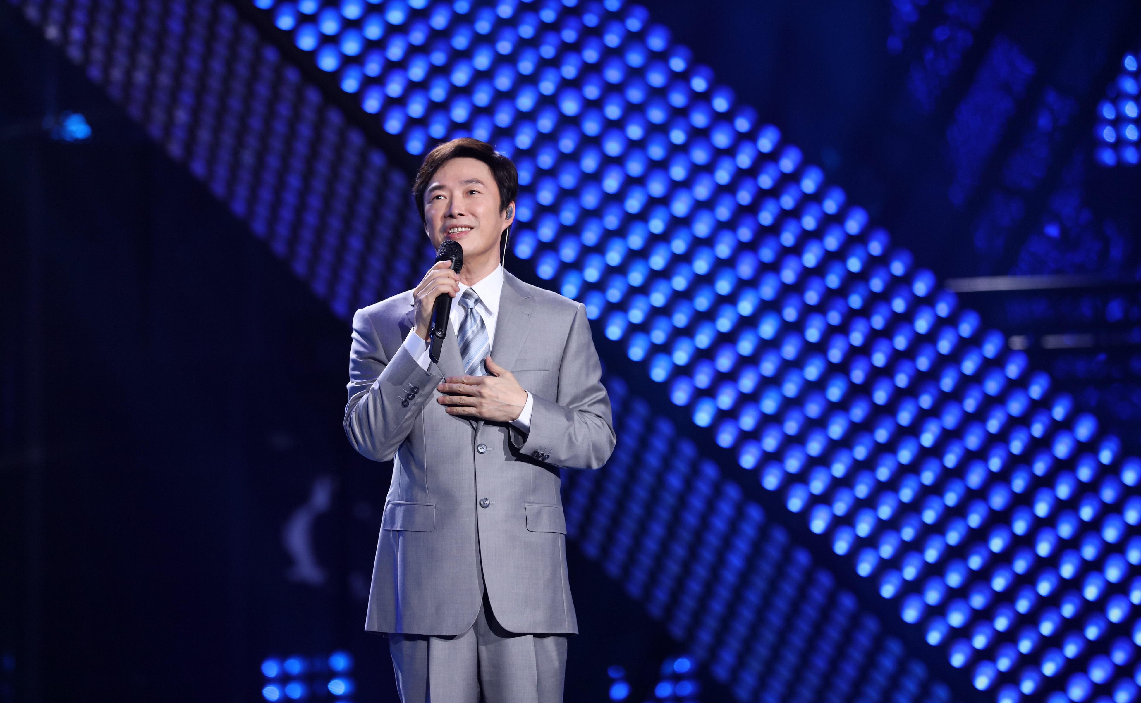 他是娱乐圈公认的金嗓子歌手,一出道就登峰造极,让原唱笑出荧屏!