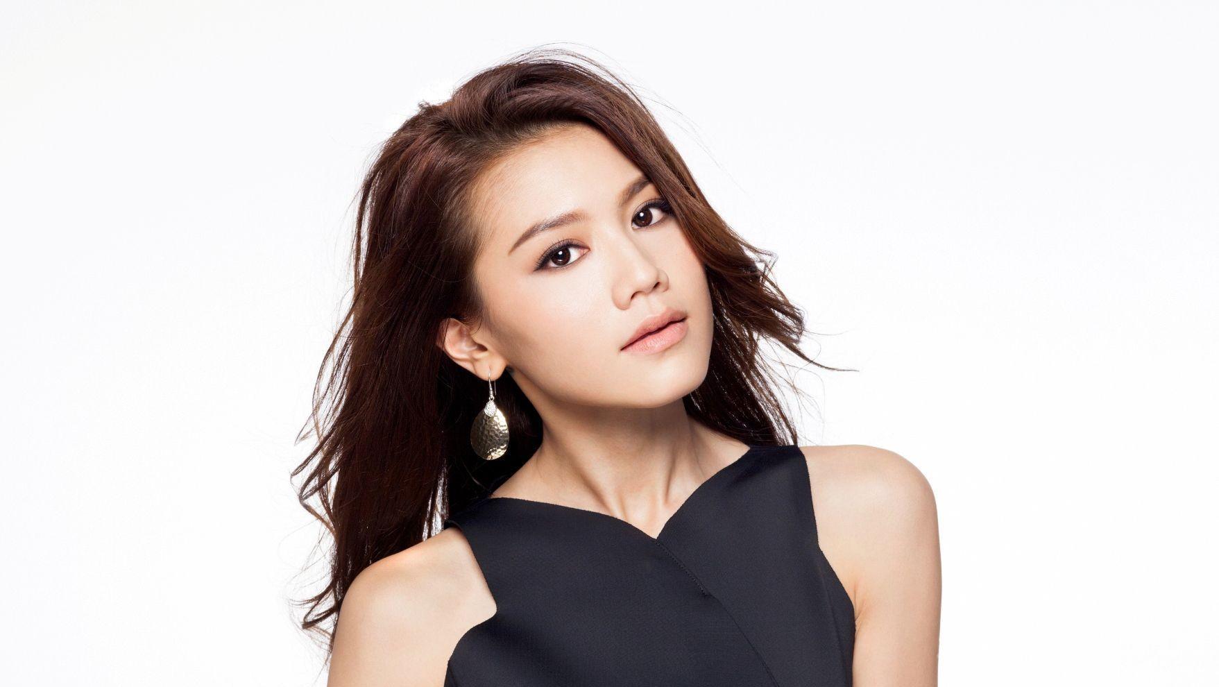 香港超模周秀娜太性感了,身材火辣,脸蛋漂亮,真的是看到就脸红打架