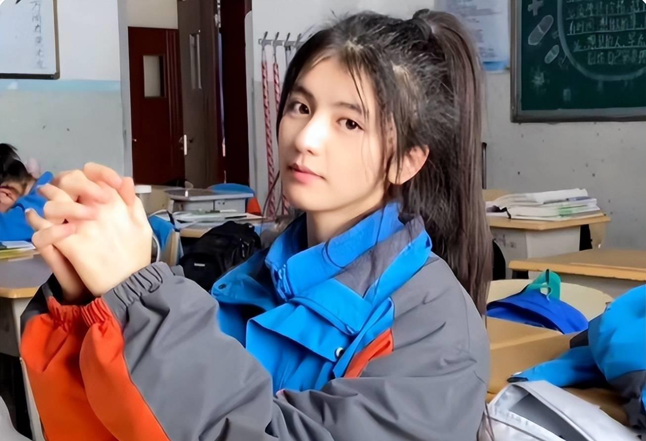 此外,每个班级都会根据长相分为"班花"和"校花",帅气的男生也会被评为