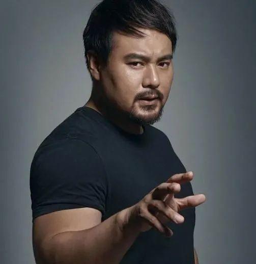 他身高185公分,体重200斤,曾是影视剧里的肌肉担当_京京_形象_身材