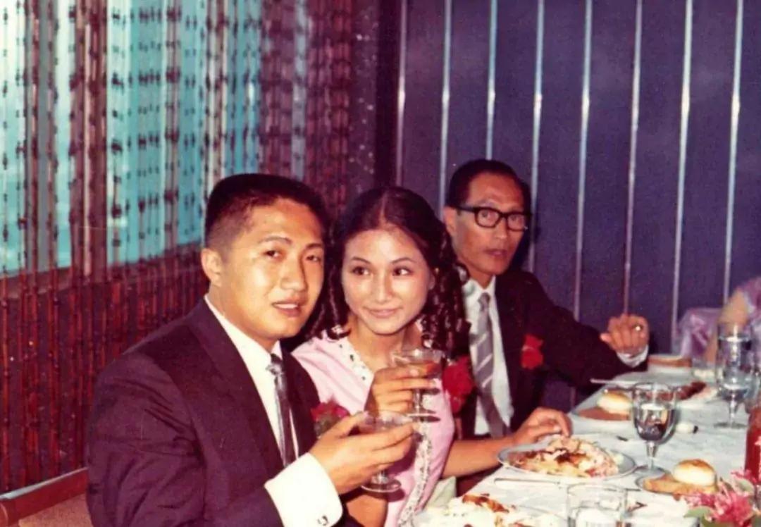 76岁郑佩佩:39岁生四胎,离婚33年仍单身,和女儿租房也幸福_母亲_香港