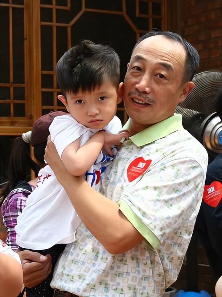 68岁孙海英64岁吕丽萍美国捡垃圾一年赚400万发誓不回国_网友_儿子