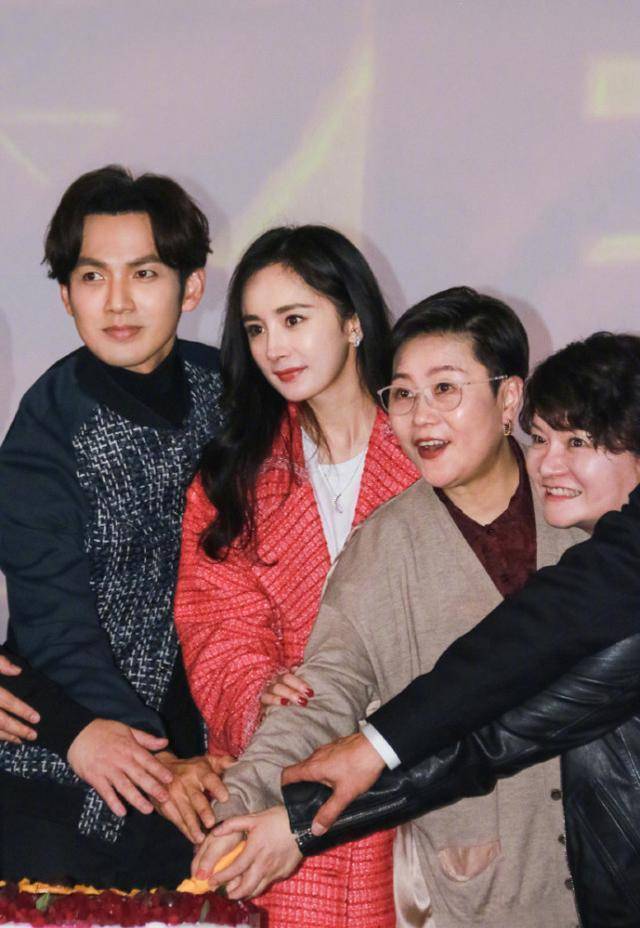 杨幂与大12岁钟汉良同框,未修图中脸浮肿法令纹明显比男神还老!