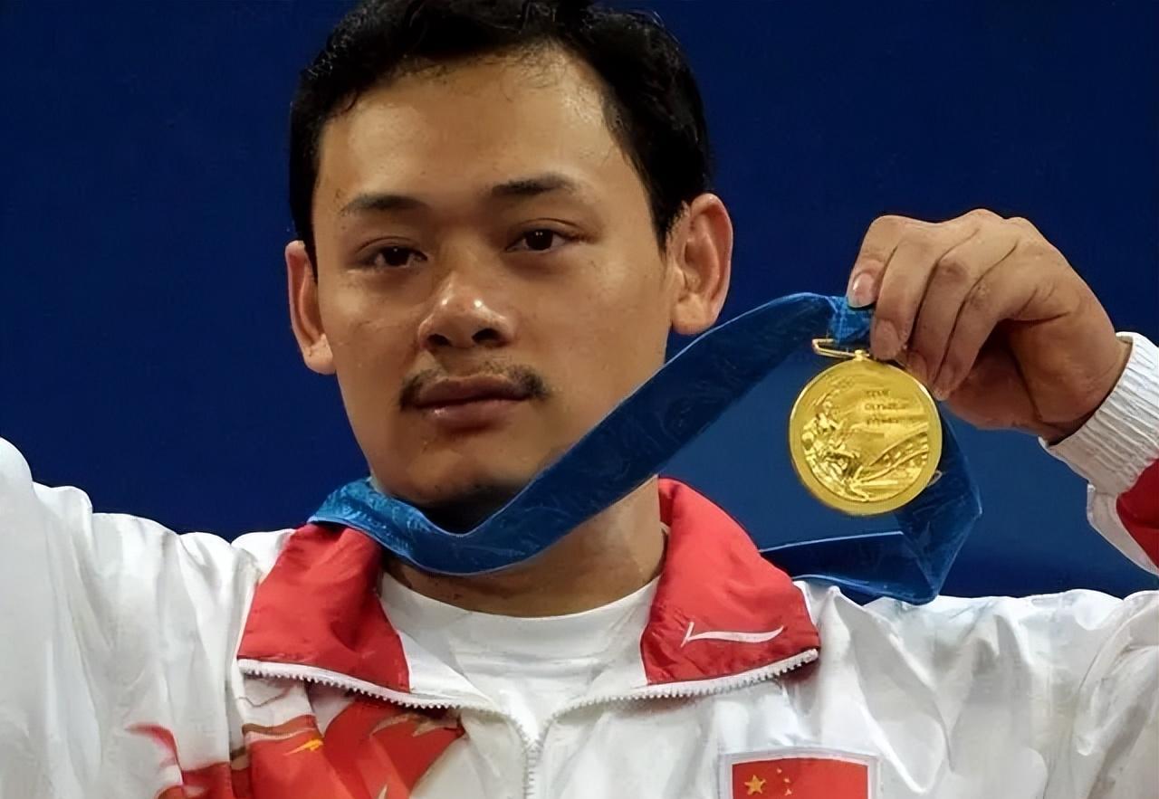 占旭刚:中国力王一战封神,退役后迎娶空姐,如今官至副厅级_举重_选手