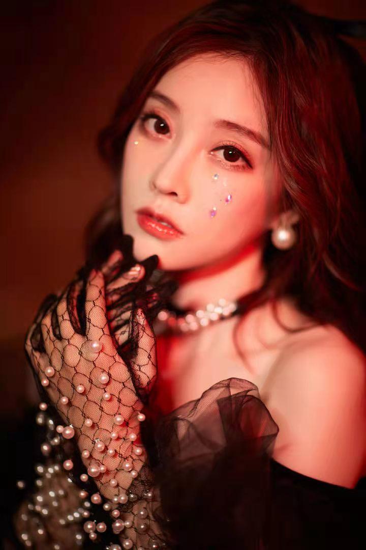 冯提莫生日会感动,《佛系少女》特别版上线,从老师转型成歌手_音乐