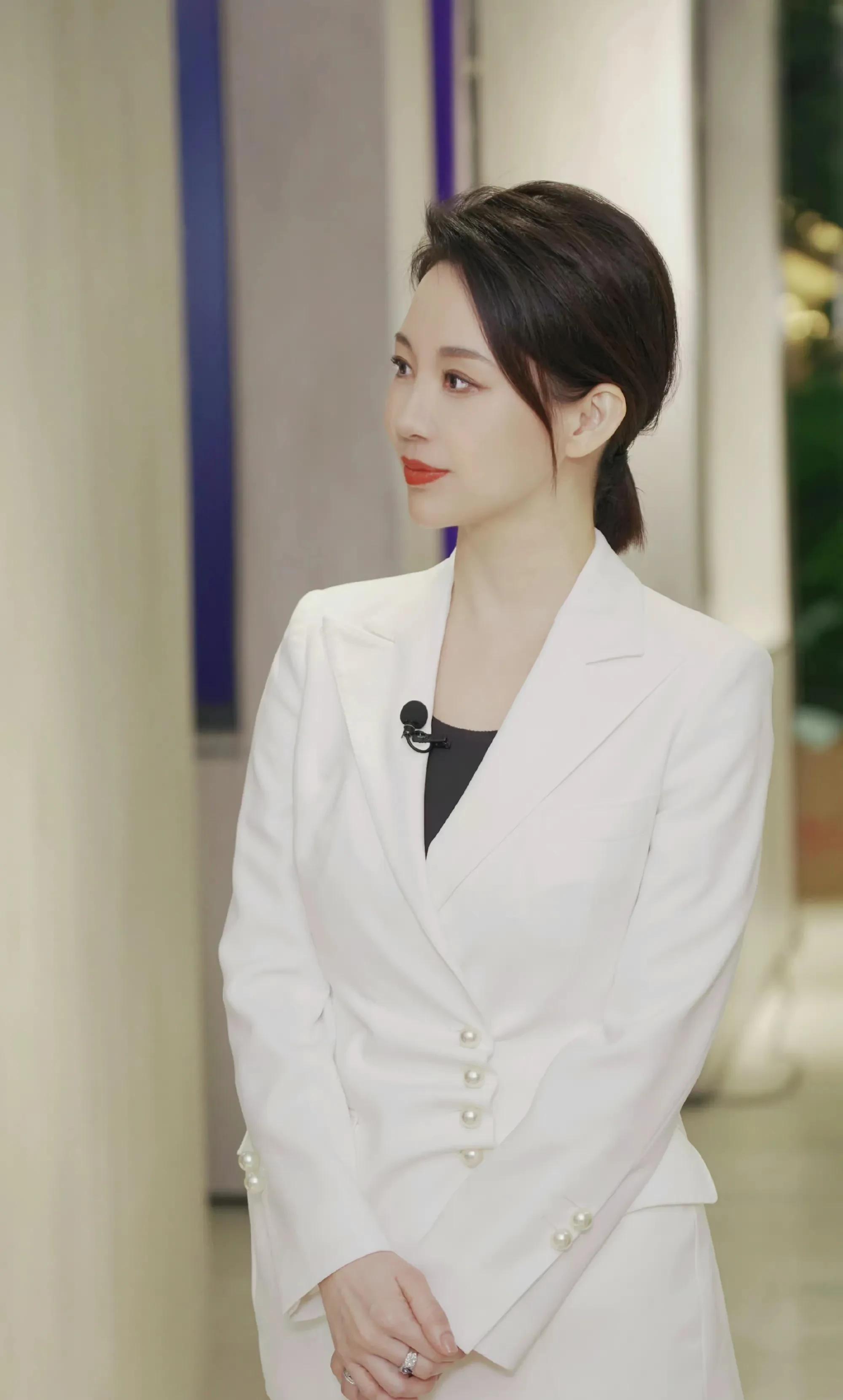 她的衣品风格,始终走在服装时尚潮流的第一线,潘晓婷的每一次亮相,她