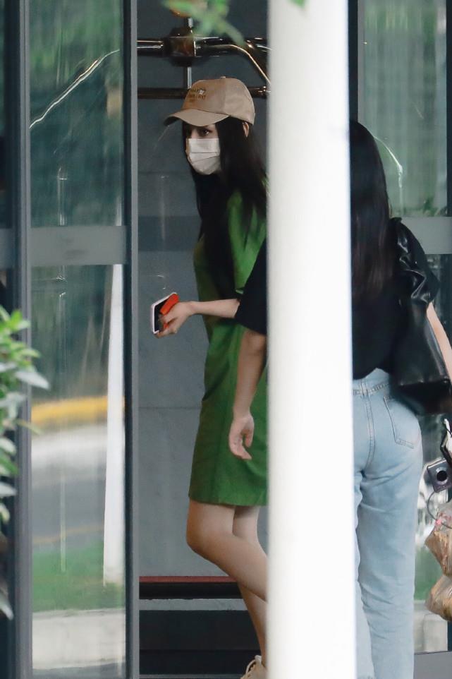 以女演员身份出现在大众眼前的迪丽热巴,因其像是芭比娃娃一般的长相