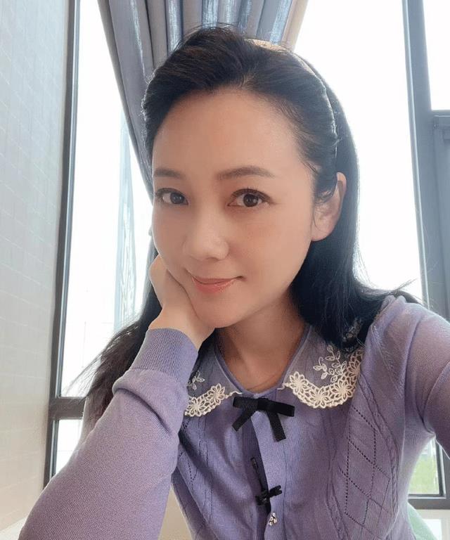 周群和姜昆合照引争议,握手不放身体紧靠一起,被网友指抱大腿_明星