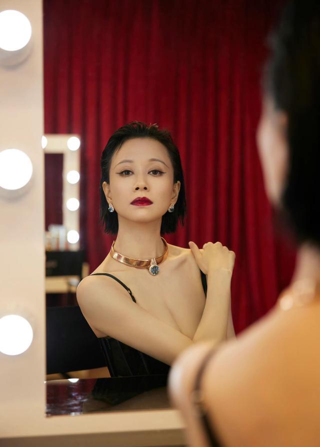 倪虹洁睡衣造型大片好辣味,当年婷美女神时尚依旧_策划_身材_因为