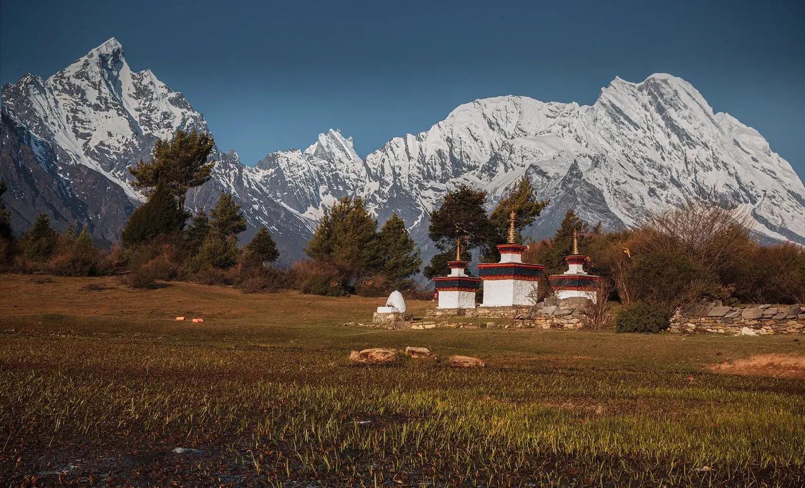 直冲蔚蓝的天际山脚下是翠绿的针叶林守护者美丽的吉隆镇摄影师/高