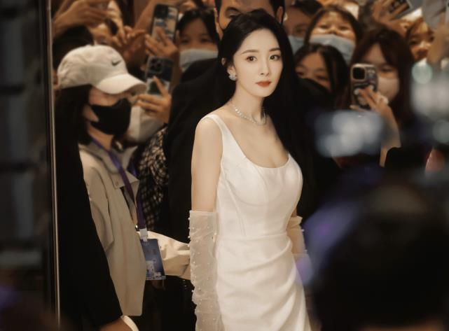 杨幂现身线下活动,穿时尚裙明艳动人,商场3层粉丝爆满人气爆棚_气质