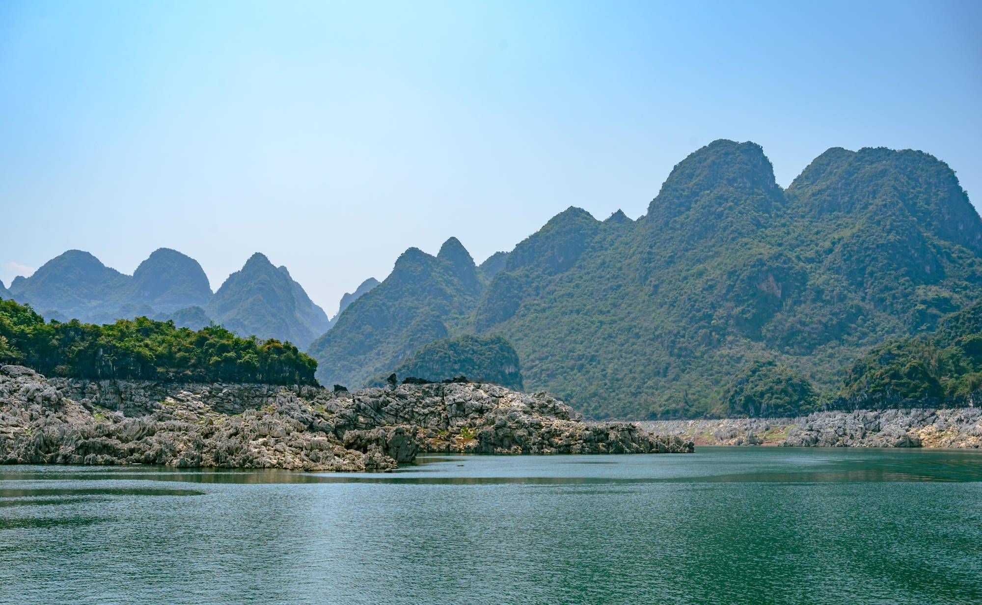 贵州秘境万峰湖,有76个杭州西湖大小,湖中城堡宛若童话世界_风景区