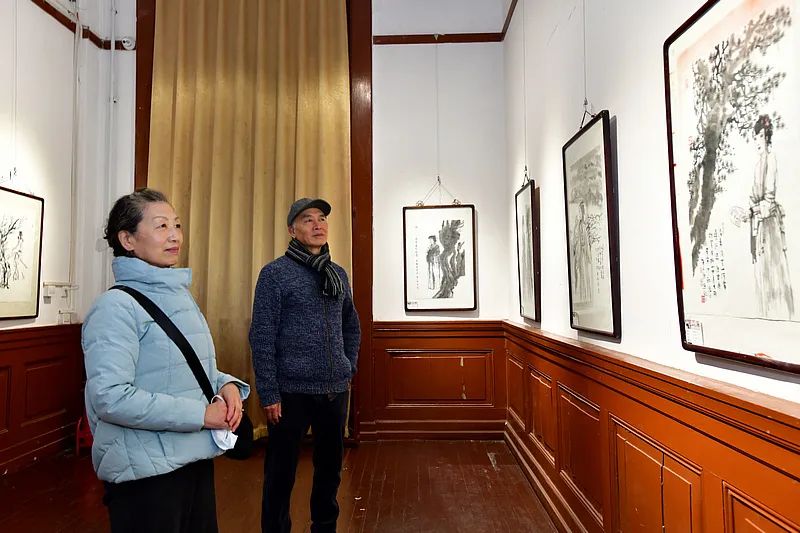 任建伟,任建玲观赏展出的作品王贵珠观赏展出的作品张