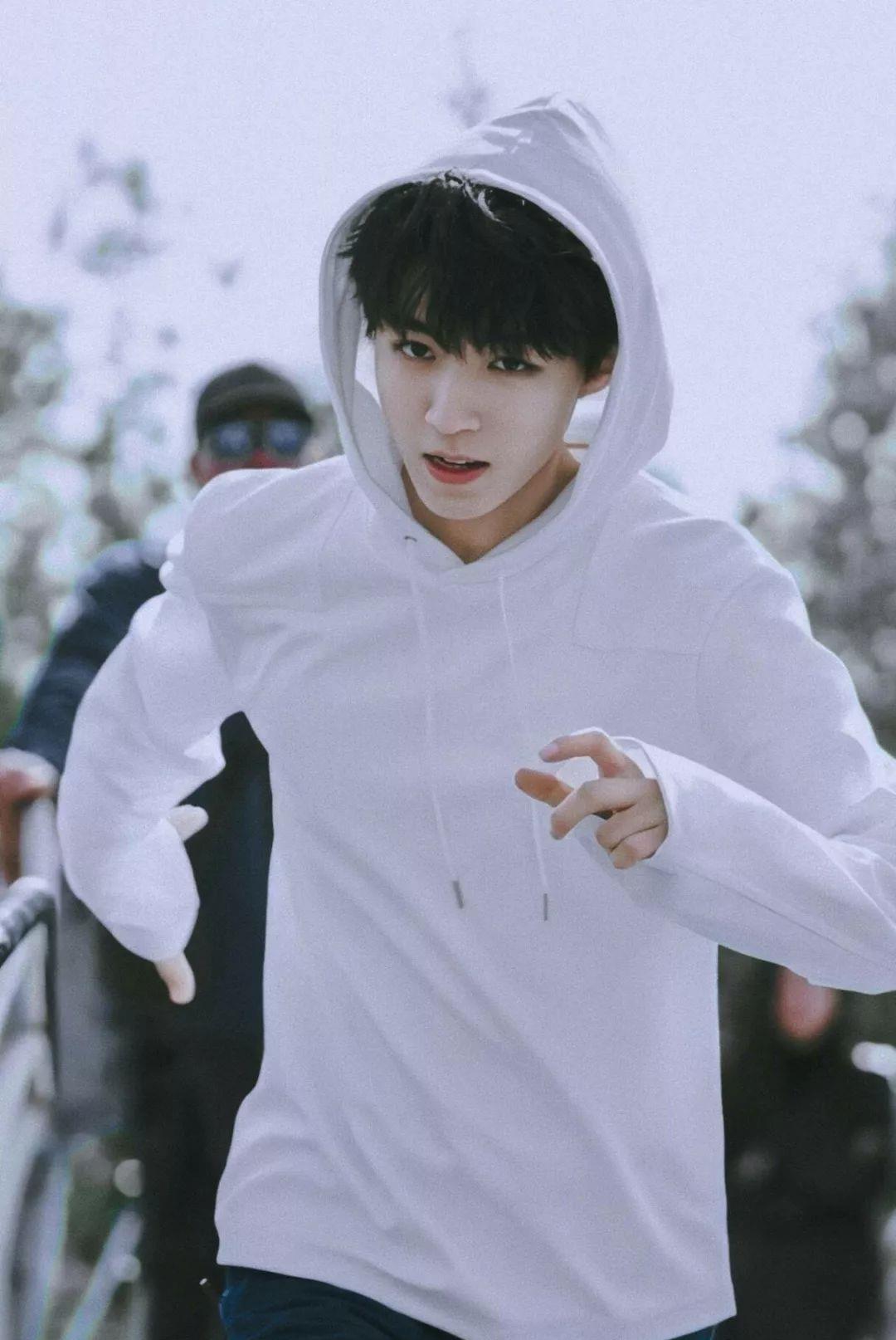 希望王俊凯顺利回国,结束这段慢生活.小凯又会回到紧张的工作日程中!