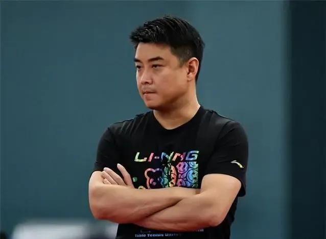 但是秦志戬一贯谨慎严谨的作风也有一定的弊端,那就是年轻男乒球员的