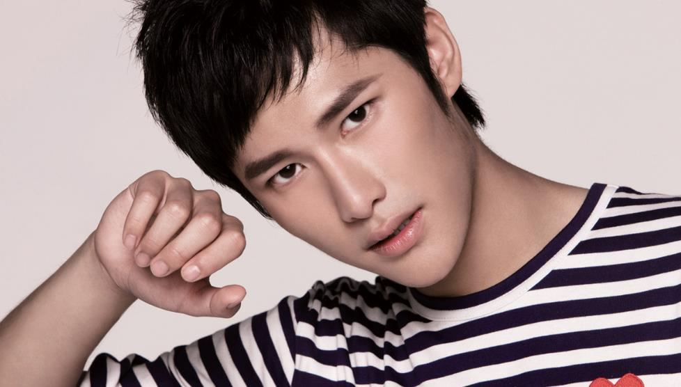 绝地反击朱梓骁,曾陷八卦难翻身,今转行当网红一月狂捞2亿_郭敬明