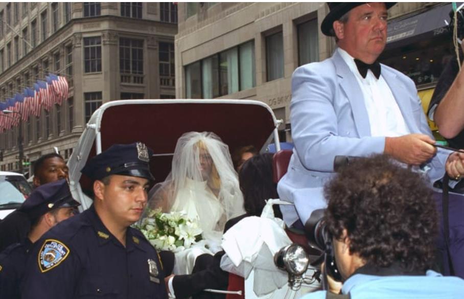 还记得当年丹尼斯·罗德曼穿上婚纱声称要嫁给他吗?_穿着_篮球_性别