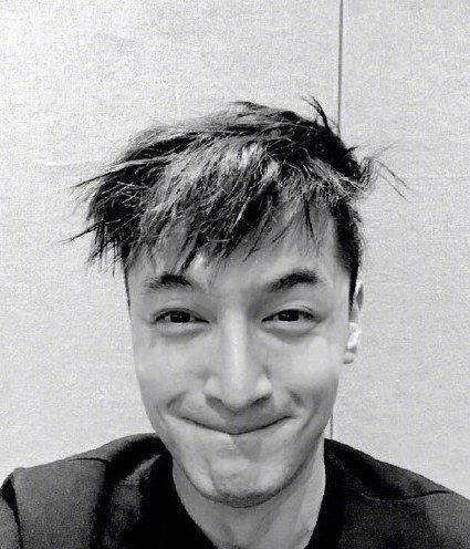 胡歌晒自拍称我就笑笑结果评论全是笑裂的老胡_笑容_穿着_魔性