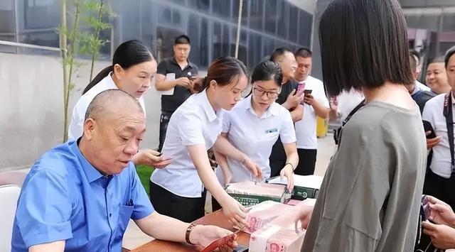 曾發7000萬年終獎,昨日又花1000萬家屬6日遊,老闆卻吃饅頭剩菜_員工