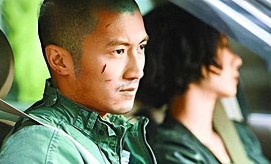 还是少年的谢霆锋与戴辛尉朝夕相处,爱上了这个大他五岁的姐姐,开始了