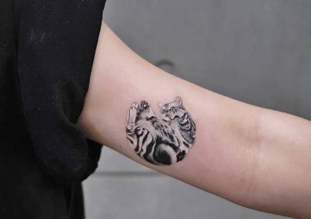 美女把水墨纹身上,窦靖童为她打call,外媒点赞:中国风,太高级_文身