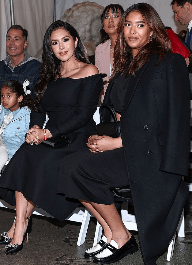 她穿露肩裙好妩媚,女儿们长得太像爸_瓦妮莎_娜塔莉_爸爸