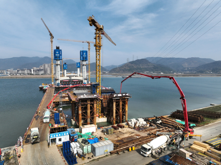 舟山六横公路大桥梅山水道桥施工忙_建设_索塔_后续