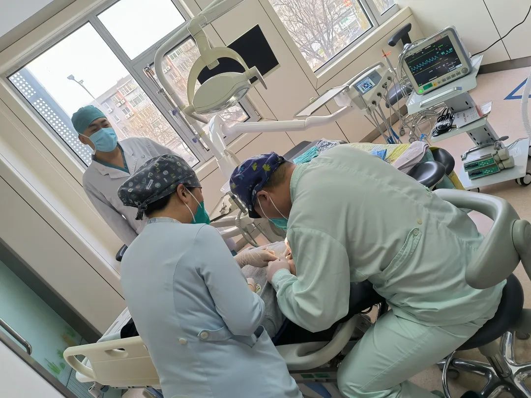 口腔科凭借娴熟的医疗技术不到十分钟就顺利完成激光舌系带延长术