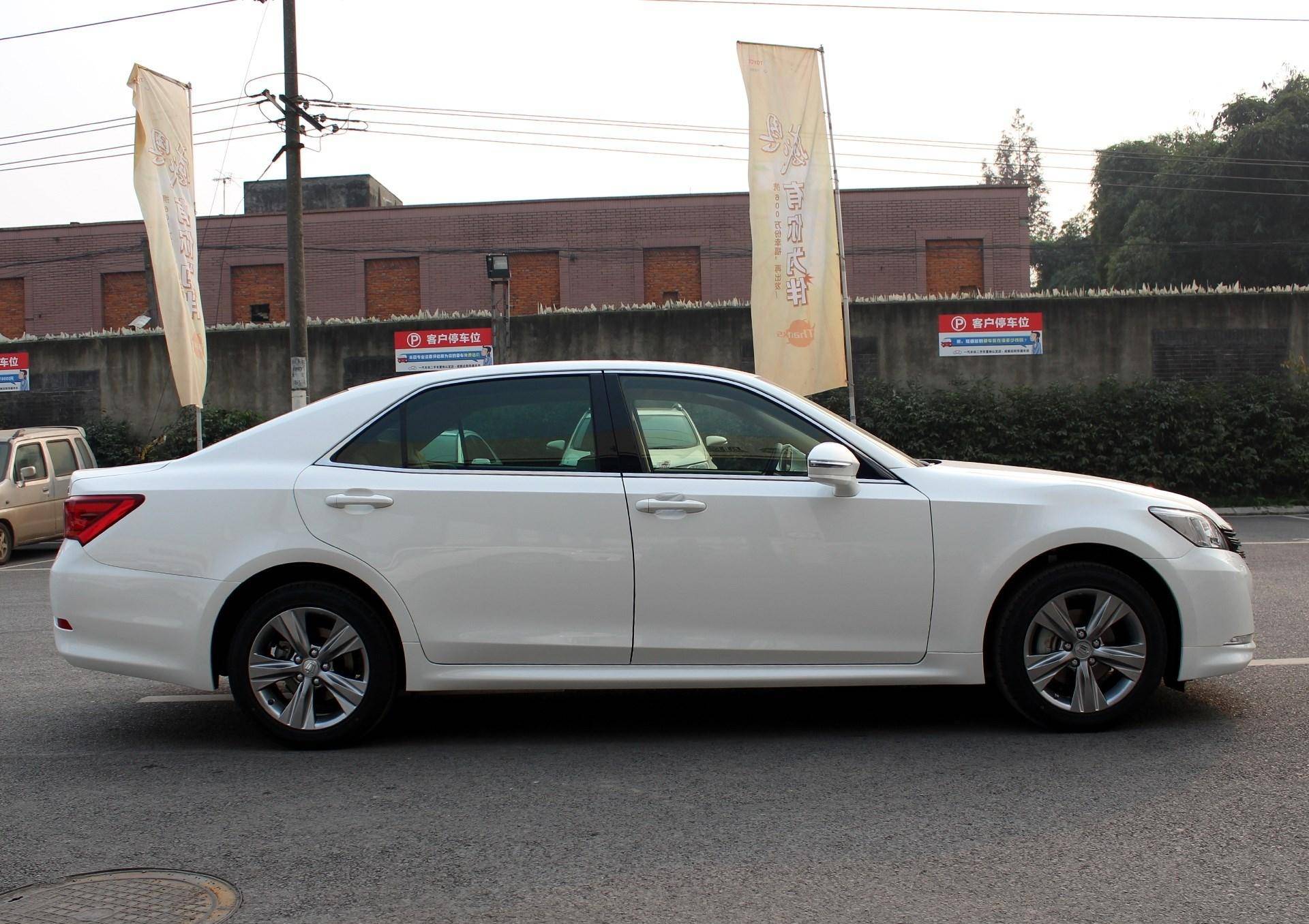 至于空间方面上,丰田皇冠的长宽高分别为5020×1805×1480mm,轴距达到