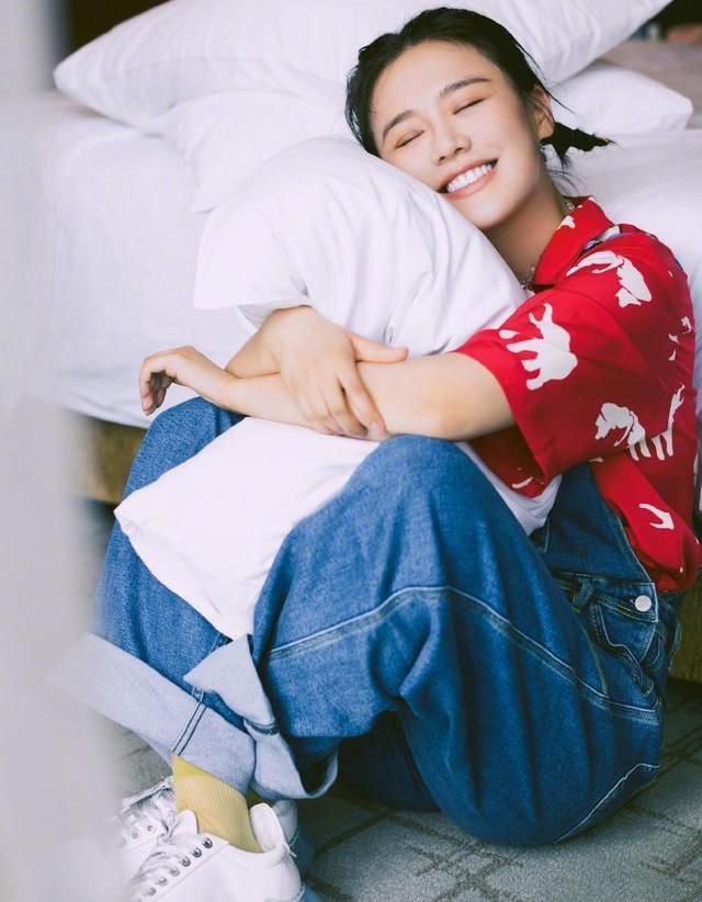 马思纯和钟楚曦罕见同框,一个甜美,一个时尚,网友:镜头感真强_衬衫