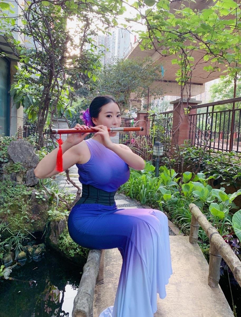 跟众多女性纸片人身材不同的是,蒋娉婷自有一番自己的特色,难怪她自走