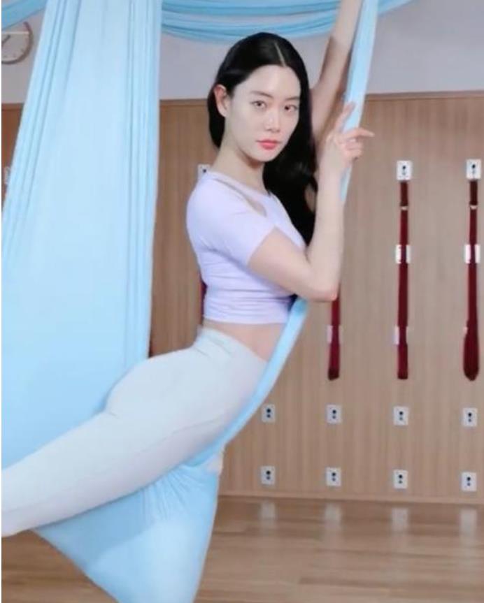 "亚洲第一美女"穿紧身衣锻炼,可乐瓶身材秀蜂腰翘臀,曾陷八卦_克拉拉