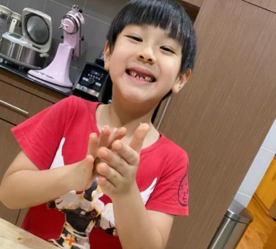 吴尊大晒儿子豁牙照,大眼神似吴尊,露齿笑和姐姐一样可爱!