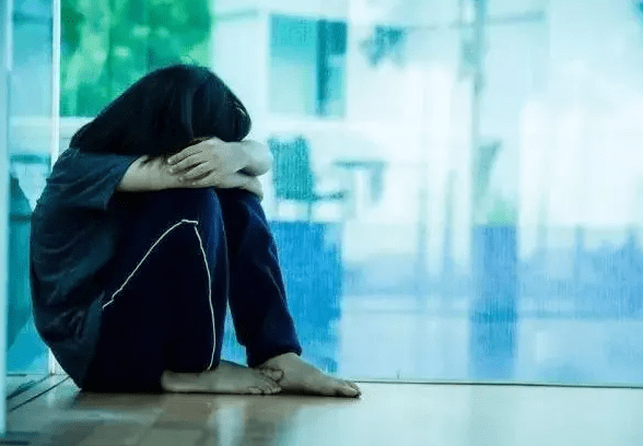 “厌学就是作”，名校毕业家长停掉女儿抑郁症药，换成了维生素（厌学的孩子会自愈吗）